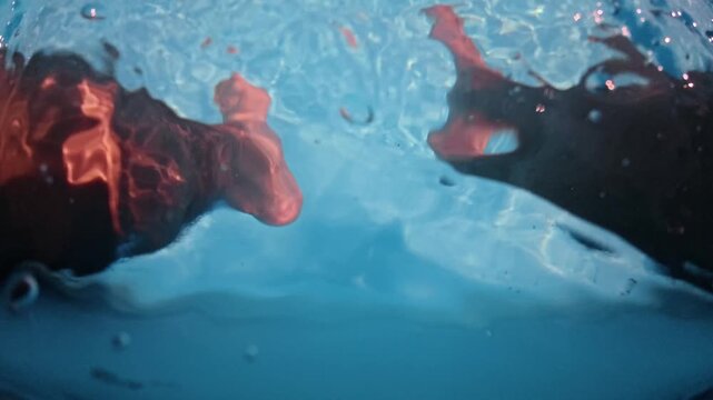 Jambes d'homme dans une piscine. Gros plan et d&eacute;tail sur le mouvement de l'eau 