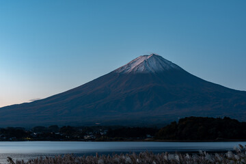 [山梨県]夜明けの富士山の風景