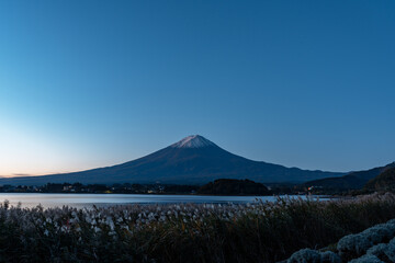[山梨県]夜明けの富士山の風景