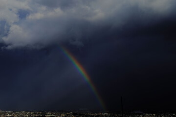 岐阜県池田町の雲の影にある雨上がりの虹