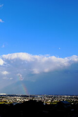 岐阜県池田町の雨上がりの消えゆく虹と青空と街並み