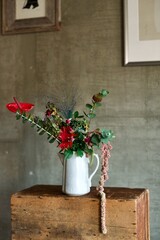 アンティークの水差しに生けた花束