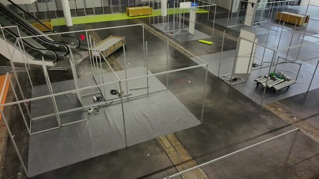 structure de stand en metal et bois dans un hall d'exposition. Montage et construction avant finitions 