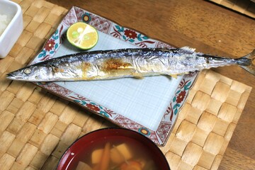 日本の秋の味覚　サンマの塩焼き
