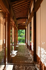 Traditional Japanese Wooden Corridor (Engawa), 日本庭園を望む伝統的な木造の縁側