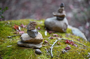Stacked Stones on Green Moss, 緑の苔の上に積まれた石