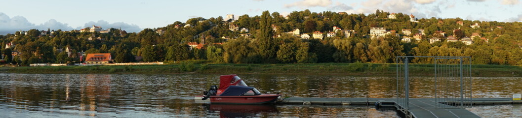 Die Elbe in Dresden, Boote am Steg