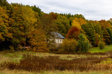 Obraz premium Eine wunderschöne kleine Wanderung durch den Herbst im Südwesten des Thüringer Waldes rund um Schmalkalden - Thüringen - Deutschland