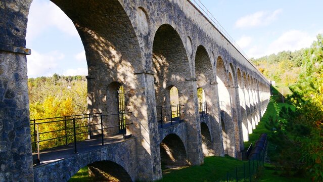 Perspective sur l&rsquo;ancien aqueduc en pierre de Pont-sur-Yonne dans la Vienne France Europe