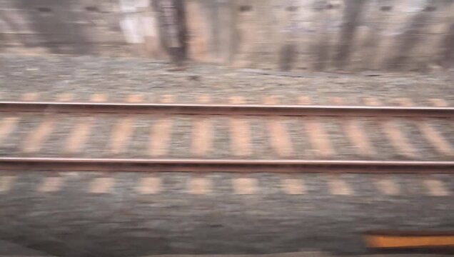 Rails de train qui d&eacute;filent, vu de l'interieur. 
concept du temps qui passe 