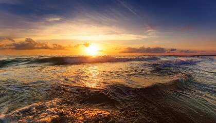 Naklejka premium Stunning Sunset Over Ocean Waves With Warm Golden Light Reflecting
