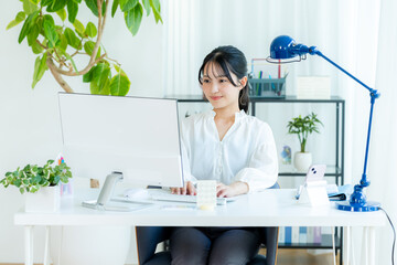 オフィスで働くビジネスウーマン