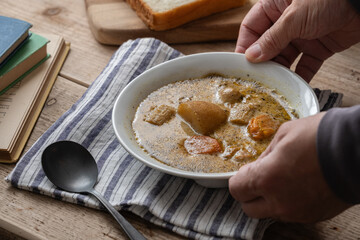 食事の用意　お皿を持つ手