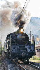 黒煙を出す蒸気機関車