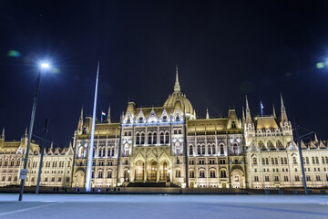 Fototapeta premium Night Facade of the Parliament from Kossuth Square, Budapest, Hungary