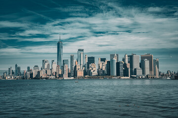 Obraz premium Panorama Blick auf das Stadtbild von Manhattan vom Fluss aus auf der Staten Island Fähre