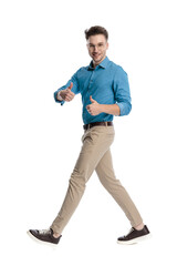 Naklejka premium Happy casual man walking and making thumbs up
