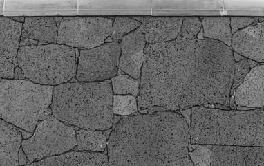 Parement de pierres basaltiques sur un mur