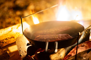 キャンプでステーキを焼く