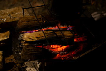 キャンプの火おこし