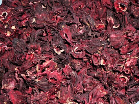 Fleurs d'hibiscus s&eacute;ch&eacute;es pour la fabrication du Karkad&eacute;, une infusion &eacute;gyptienne