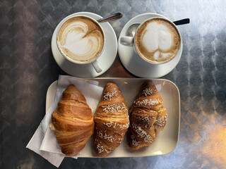 croissant e cappuccino 