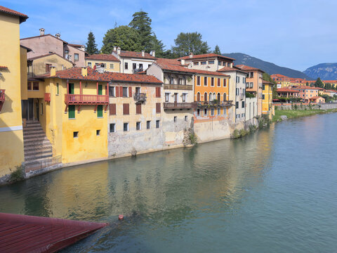 edifici colorati a bassano del grappa italia
