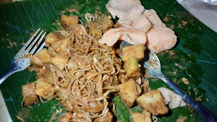 Ketoprak is a traditional Indonesian food originating from West Java, made from rice cakes, bean sprouts, tofu and peanut sauce with crackers. 