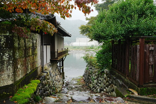 Riverside Path along the Nagara-gawa River in Gifu, Japan &ndash; 日本 岐阜県 長良川 川沿いの道