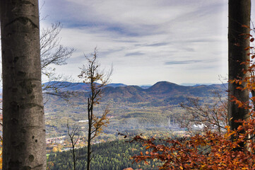 Góry Wałbrzyskie – Chełmiec. Wieczorna panorama masywu Borowej ze szlaku na Chełmiec. Spokojny, jesienny krajobraz ukazuje dolinę z polami i odległymi górami. © Pol Badger