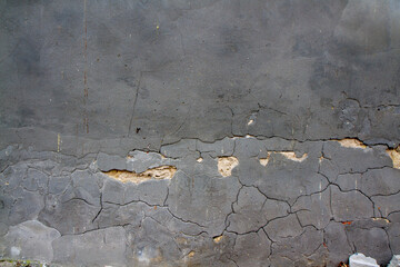 Ściany z wilgocią i pęknięciami  © RadoslawStan