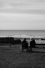Couple de personnes âgées de dos en train de regarder l'océan à Veules-les-roses en Normandie, France, Europe
