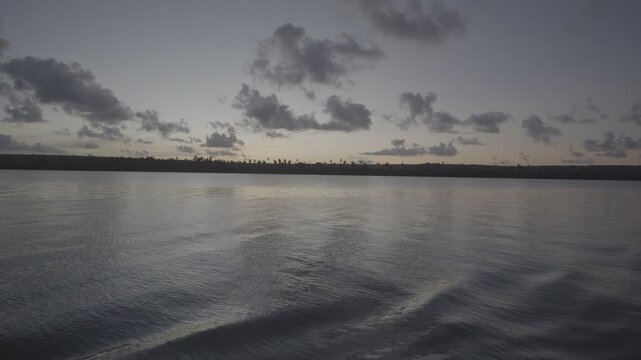 POR DO SOL NO JACAR&Eacute;, A VISTA VENDO DE UM BARCO PELO RIO (Sunset at Jacar&eacute;, the view seen from a boat on the river.)