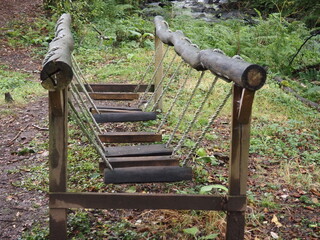 sistema para trabajar el equilibrio, construido con material natural reciclado de madera y cuerda, situado en el &aacute;rea recreativa de la fervenza de Mezonzo, La Coru&ntilde;a, Galicia, Espa&ntilde;a, Europa