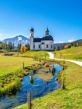 Seekirche Heiliges Kreuz, Seefelder Seekirchl, spiegelt sich im Wasser des Raabach, Seefeld, Tirol, &Ouml;sterreich, Europa