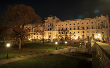 Naklejka premium Autumn night view of the Hofburg garden