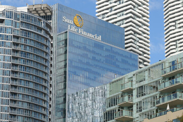 Fototapeta premium One York Street with corporate logo of Sun Life Financial located at 1 York St between Harbour St and Lake Shore Blvd W, Toronto