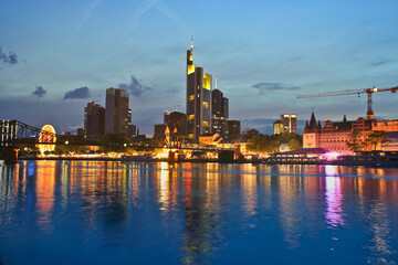 Obraz premium A panoramic view of London city at night