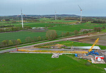 Windkraft - Repowering, Aufstellen und Montage der neuen Windkraftanlage mit einem riesigen Spezialkran..