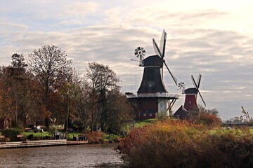 Die Greetsieler Zwillingsmühlen im Gegenlicht
