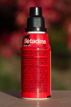 Flacon de solution moussante de la marque B&eacute;tadine fabriqu&eacute;e par Mylan, appartenant &agrave; l'Am&eacute;ricain Mundipharma, France