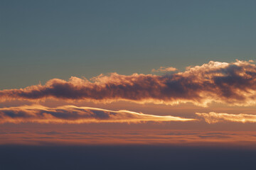 Naklejka premium Telephoto Sunset Stratocumulus Over Pacific With Pillow Resting On Vapor, Warm Highlights, Vast Copy Space, Tranquil Sleep Symbol, Ocean Sky Backdrop