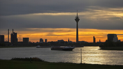 Sonnenuntergang - Skyline D&uuml;sseldorf am Rhein