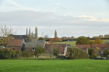Fototapeta premium L'un des villages typiques composés de vieilles bâtisses en automne à Écaussinnes-d'Enghien (Soignies)