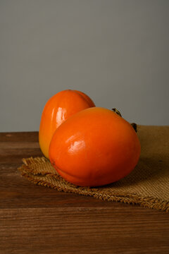 Caqui, fruta en la mesa