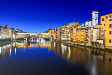 Obraz premium Florence, Italy at the Ponte Vecchio Bridge crossing the Arno River 987
