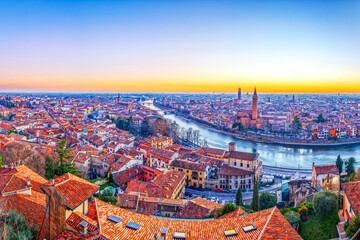 Obraz premium Verona, Italy Skyline on the Adige River 906
