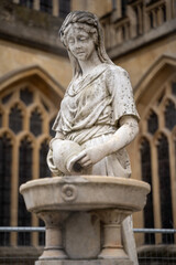 Obraz premium Stone statue of woman pouring water