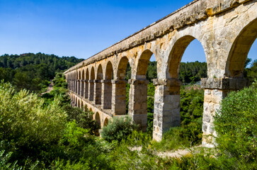 Obraz premium El acueducto de Ferreres, también conocido como Puente del Diablo, es una arquería romana que forma parte del acueducto que suministraba agua a Tarraco