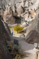 Touristin fotografiert in Kappadokien in einem Vadisi 